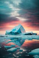 ijsbergen drijvend in de water Bij zonsondergang foto