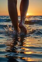 een persoon wandelen in de oceaan Bij zonsondergang foto