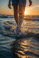 een persoon wandelen in de oceaan Bij zonsondergang foto