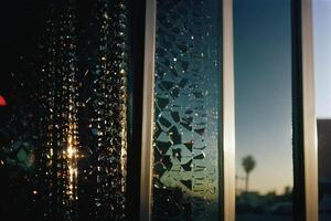 een visie van een venster met glas en een reflectie van de zon foto