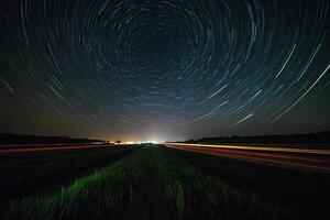 ster trails over- een veld- Bij nacht foto