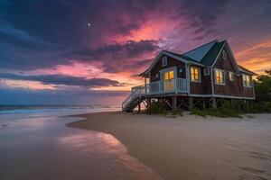 een strand huis zit Aan de zand Bij zonsondergang foto