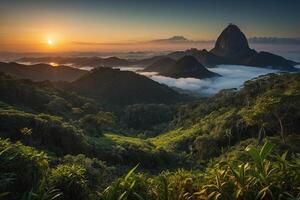 de zon stijgt over- de bergen in de regenwoud foto