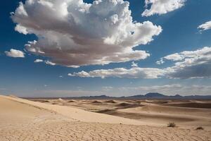 een woestijn met zand duinen en wolken Bij zonsondergang foto