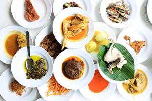 nasi padang, divers minang kant schotel Aan de tafel foto