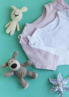 reeks van roze kleren en accessoires voor pasgeboren baby. foto