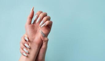 vrouw handen met blauw nagel ontwerp. blauw nagel Pools manicuren. foto
