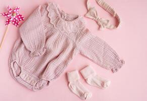 reeks van roze kleren en accessoires voor pasgeboren baby. foto