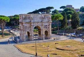 de boog van titus arco di tito op de via sacra van het romeinse forum foto