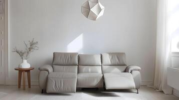 minimalistische leven kamer met modern licht grijs leer fauteuil sofa en meetkundig hanger lamp foto