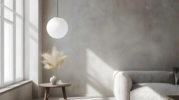 minimalistische Scandinavisch leven kamer zacht grijs muren, modern wit bank, en meetkundig licht foto