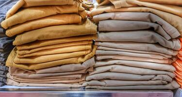 een stapel van kinderen kleren in een kleding op te slaan. korting katoen kleding. foto