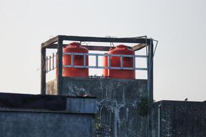 jepara, Indonesië Aan juli 5 2023. twee water torrents bovenstaand een huis. foto