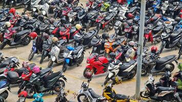 bekasi, Indonesië Aan december 23 2023. veel gemotoriseerd voertuigen van divers types vullen de bekasi station parkeren kavel. foto