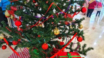 stapel cadeaus onder de Kerstmis boom. vrolijk kerstmis. kleurrijk geschenken. foto