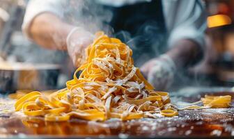 chef bouwen eigengemaakt pasta, detailopname werkwijze foto