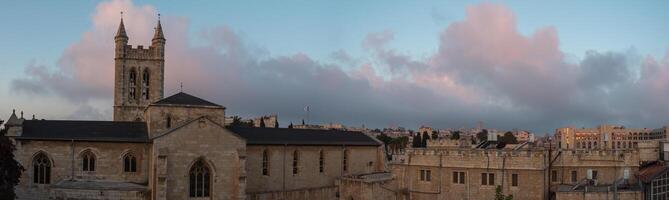 Jeruzalem, st. George's anglicaans kathedraal in de vroeg ochtend. panorama visie. foto