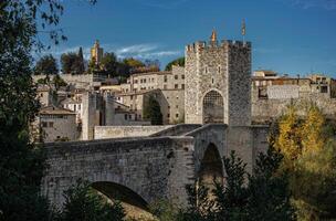 oude middeleeuws vesting, brug, besalu foto