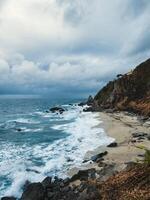 oceaan stormachtig golven crashen Aan Calabrië west kust foto