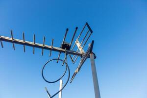 antenne TV antenne met Doorzichtig blauw lucht foto