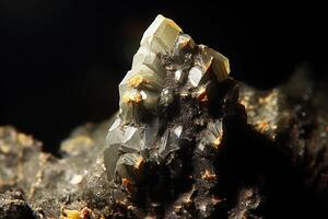 cuspidine fossiel mineraal steen. geologisch kristallijn fossiel. donker achtergrond detailopname. foto