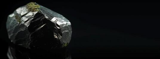 chloritoïde fossiel mineraal steen. geologisch kristallijn fossiel. donker achtergrond detailopname. foto