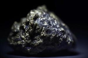 cadmoindiet fossiel mineraal steen. geologisch kristallijn fossiel. donker achtergrond detailopname. foto