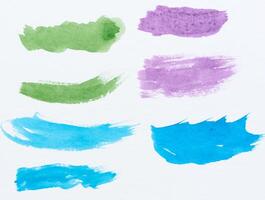waterverf borstel beroerte van blauw en groen verf, Aan een wit achtergrond foto