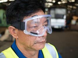 mannetje Mens persoon mensen menselijk masker veiligheid virus bedrijf helm portret bescherming gezicht besmettelijk ziekte industrie levensstijl ziekte ziekte medisch Gezondheid zorg uniform werk baan quarantaine foto