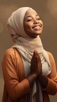 Afrikaanse vrouw vervelend sjaal is bidden en glimlachen Aan bruin achtergrond foto