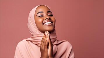 Afrikaanse vrouw vervelend sjaal is bidden en glimlachen Aan rood achtergrond foto