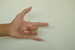 man's hand- geïsoleerd Aan wit achtergrond. mannetje hand- gebaren met divers bewegingen. detailopname van een elegant palm geconfronteerd omhoog met ruimte voor uw Product. divers hand- gebaren foto