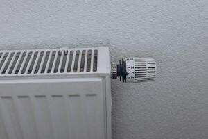 radiator in de appartement. besparing verwarming foto