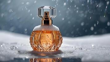 luxe parfum fles in de sneeuw foto