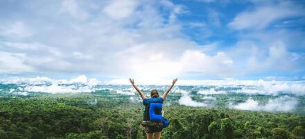 aziatische vrouwen reizen ontspannen in de vakantie. op de berg staan. Thailand foto