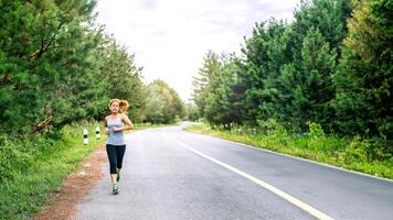 vrouwen oefenen op straat. natuurpark. Aziatische vrouwen foto