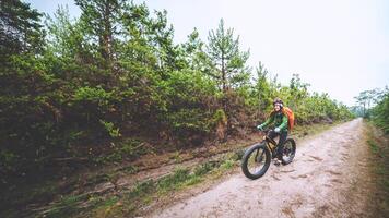 aziatische vrouwen reizen foto natuur. reizen ontspannen fietsen door de wildernis in het wild. Thailand