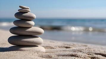 stack van kiezelsteen stenen Aan een wit zanderig strand onder blauw lucht, balans en harmonie beeld concept foto