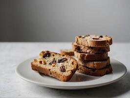 plakjes van brood met rozijnen Aan een wit bord foto