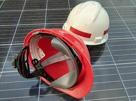 plastic veiligheid helm geïsoleerd Aan paneel surya achtergrond foto