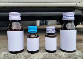 geneeskunde fles bruin kleur met een blanco etiket voor mockup of presentatie mockup verzameling foto