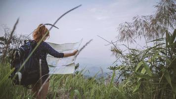 vrouw reizen. vrouwelijke reizigers reizen natuur bergkaart navigatie