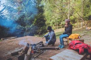 paar reizen foto natuur op de bergen ontspannen in de vakantie. romantiek liefhebbers kampvuur winter