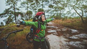 aziatische vrouw reizen foto natuur. reizen ontspannen fietsen door de wildernis in het wild. Thailand