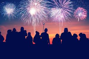 achtergrond feestelijk nieuwjaar met vuurwerk. nieuwjaar vuurwerk. mensen vieren nieuwjaarsdag. foto