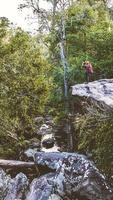 fotograaf aziatische vrouwen reizen foto natuur. reizen ontspannen in de vakantiewandeling in het bos. reizen ontspannen in de vakantie. Thailand