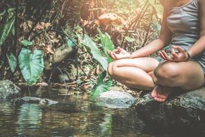 vrouw Azië reizigers reizen natuur bossen waterval. mediteer op yoga