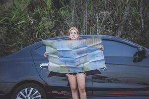 vrouw reizen. vrouwelijke reizigers reizen natuur bergkaart navigatie. met de auto reizen foto