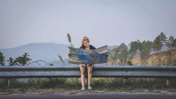 vrouw reizen. vrouwelijke reizigers reizen natuur bergkaart navigatie foto