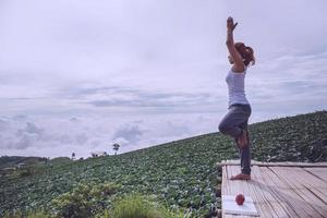 vrouw Azië reizigers reizen. spelen als yoga. phetchabun phutubberg thailand foto